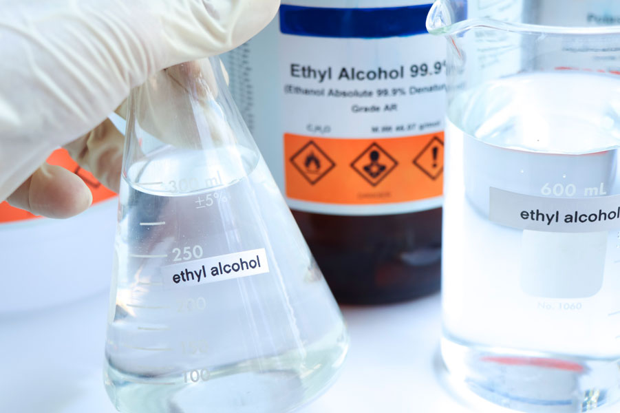 El consumo de alcohol está relacionado con enfermedades no transmisibles, trastornos mentales, lesiones a nivel neurológico y a alteraciones en distintos sistemas del cuerpo humano, pudiendo afectarlos de manera crónica.