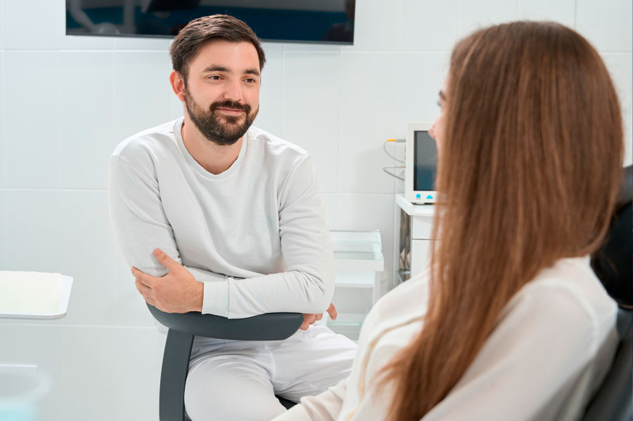 Iniciar un diálogo con un adulto miope sobre los riesgos que representan para sus hijos requiere sensibilidad, credibilidad y una rica base de conocimientos. La conversación no trata de inducir miedo sino de empoderar a los padres con conocimientos y opciones.