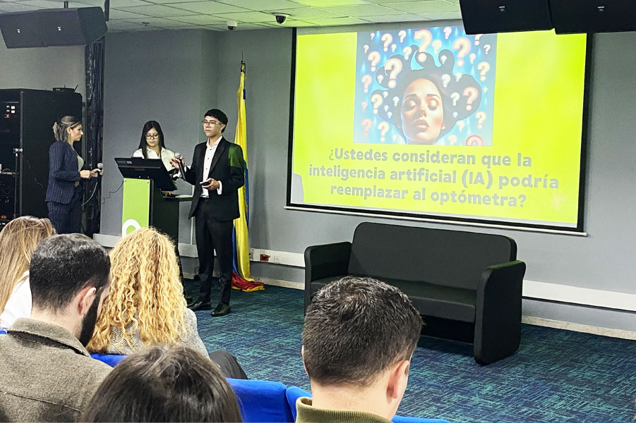 El equipo de la Revista 20/20 acompañó a los estudiantes del programa de optometría de la Fundación Universitaria del Área Andina, en este gran encuentro que se llevó a cabo el pasado 16 de mayo, en Bogotá, Colombia.
