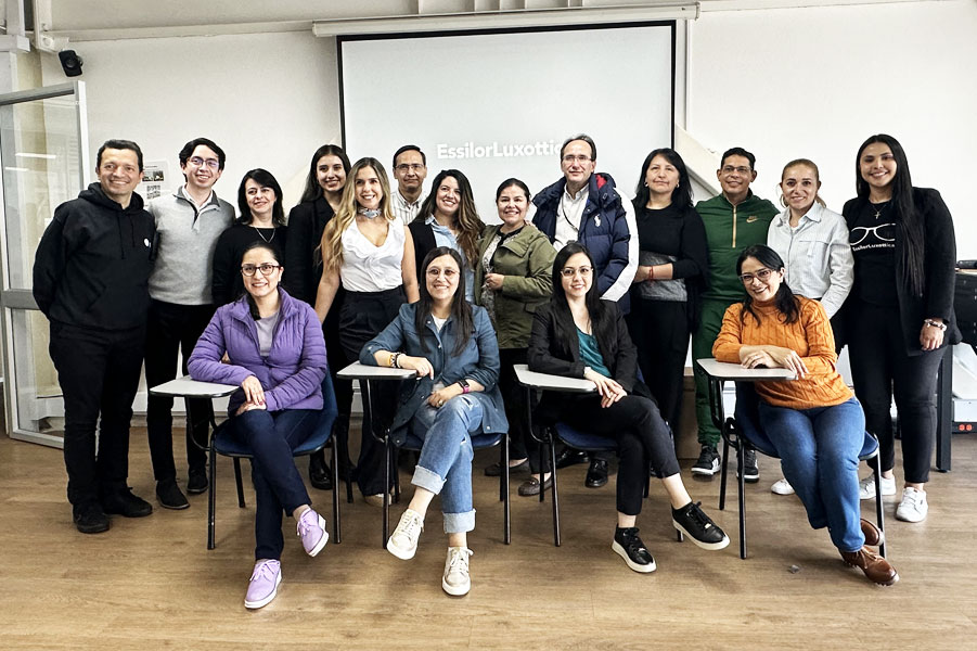 Profesores del programa de optometría de la Universidad El Bosque, encabezado por su director, Reinaldo Acosta, estuvieron presentes en la planta de EssilorLuxottica, ubicada en la sabana de Bogotá, Colombia, y conocieron de primera mano, el proceso y el paso a paso en la fabricación de lentes.